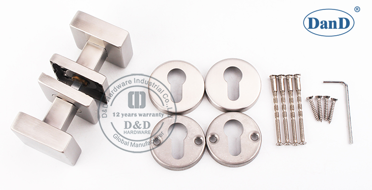 Square Door Knob-D and D Hardware. Phần cứng núm cửa vuông-D và D.