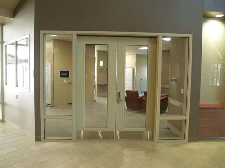What kinds of hardware are suitable for being mounted on metal doors Những loại phần cứng nào phù hợp để gắn trên cửa kim loại