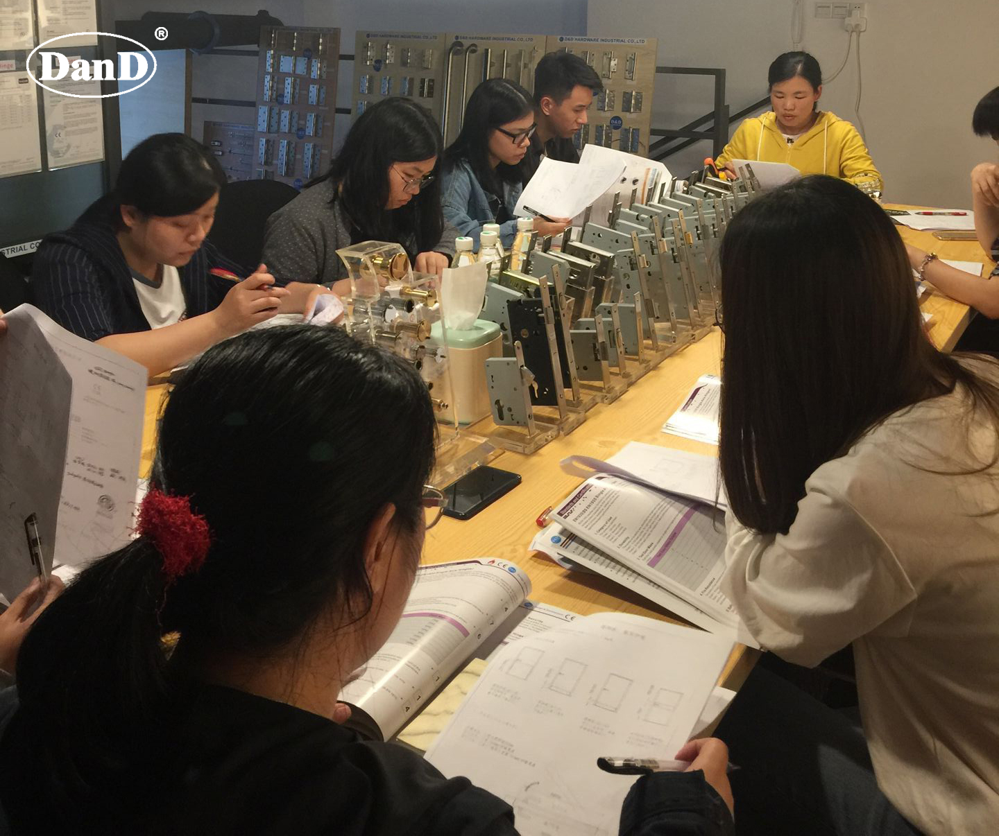 How Qualified D&D Team can assist customers find the Right Solution-D and D Hardware Cách Nhóm D&D đủ tiêu chuẩn có thể hỗ trợ khách hàng tìm Phần cứng D và Giải pháp phù hợp