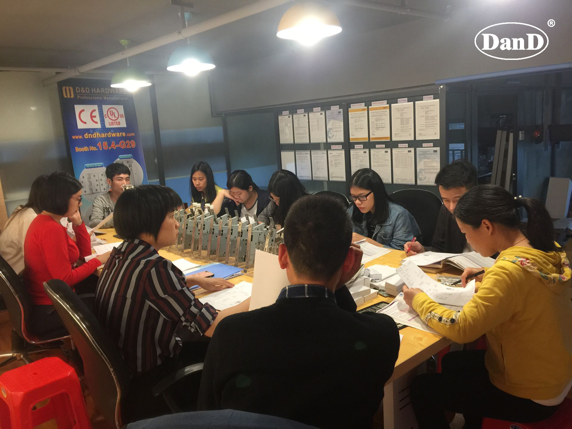 How Qualified D&D Team can assist customers find the Right Solution-D and D Hardware Cách Nhóm D&D đủ tiêu chuẩn có thể hỗ trợ khách hàng tìm Phần cứng D và Giải pháp phù hợp